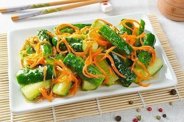 Восточный салат из огурцов и моркови