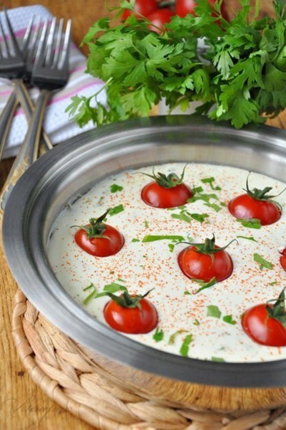 Нежная творожно-сырная запеканка с помидорами-черри, приготовленная на пару Нежная творожно-сырная запеканка с помидорами-черри, приготовленная на пару