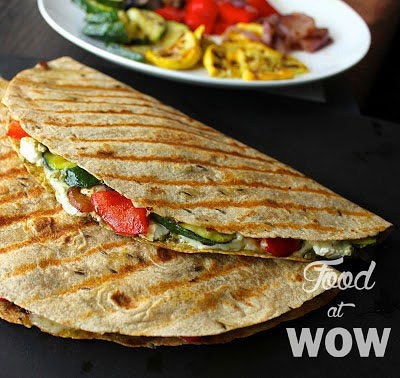 ЖАРЕНАЯ ОВОЩНАЯ КЕСАДИЛЬЯ С КОЗЬИМ СЫРОМ И СОУСОМ ПЕСТО. ЖАРЕНАЯ ОВОЩНАЯ КЕСАДИЛЬЯ С КОЗЬИМ СЫРОМ И СОУСОМ ПЕСТО.