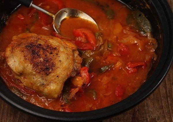 Тушеная курица с перцем Тушеная курица с перцем