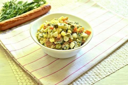 Салат с охотничьими колбасками и сырным соусом Салат с охотничьими колбасками и сырным соусом