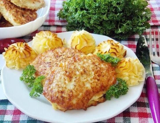 Куриные котлеты в кляре из сыра и овсянки и Розочки из картофеля с чесноком Куриные котлеты в кляре из сыра и овсянки и Розочки из картофеля с чесноком