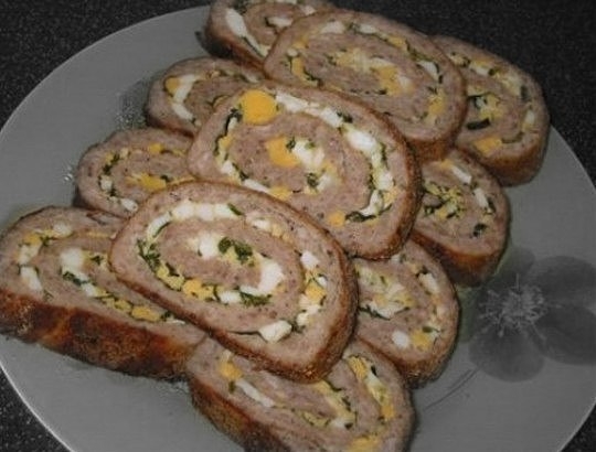 Мясной рулет из фарша с яйцом Мясной рулет из фарша с яйцом