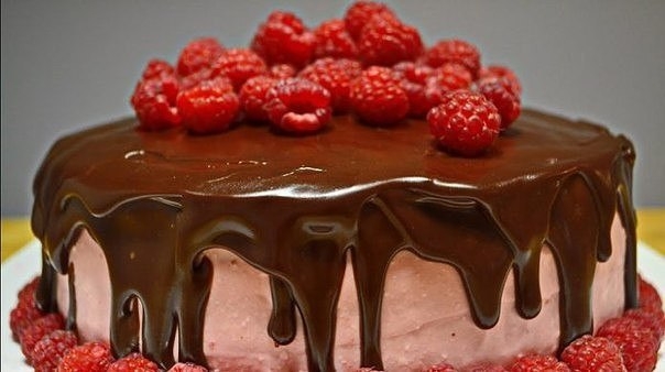 Нежный шоколадный торт с малиной