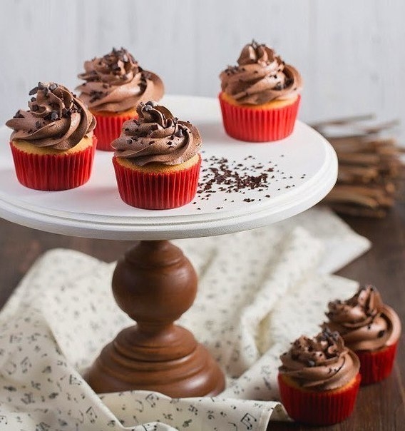 Ванильные капкейки с вишневой серединкой и шоколадным кремом.