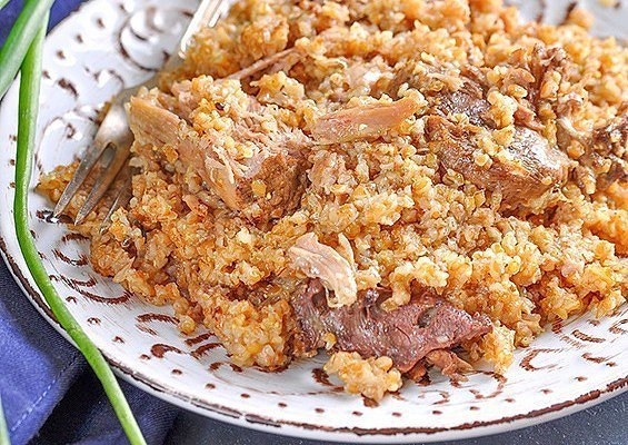 Каша из пшеничной крупы с тушеной уткой.