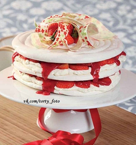 Меренговый десерт с клубникой и сливками