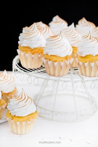 Капкейки с лимонным курдом и безе