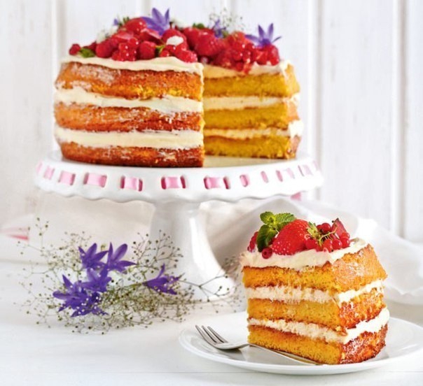 Торт с клубникой и цветками бузины