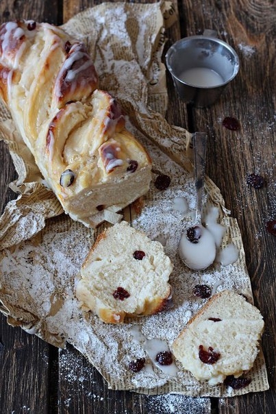 Дрожжевой рулет с рикоттой и клюквой