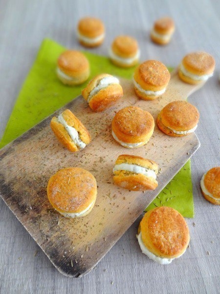 НЕЖНОЕ ПЕЧЕНЬЕ С ТИМЬЯНОМ И СЫРНЫМ КРЕМОМ