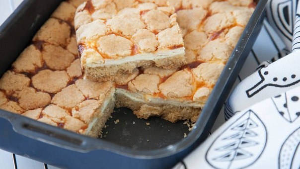 Изюминка творожного пирога, приготовленного по этому рецепту — мозаичная поверхность, которая станов