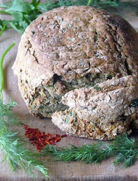 Цельнозерновой хлеб с зеленью и чили