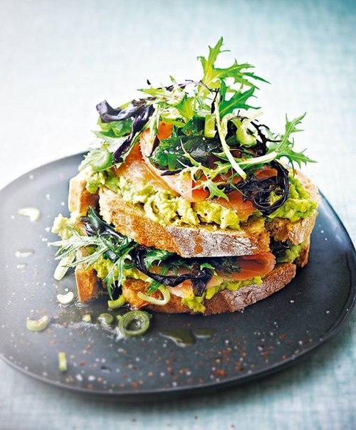 СЭНДВИЧ С КОПЧЕНЫМ ЛОСОСЕМ, ВОДОРОСЛЯМИ И АВОКАДО