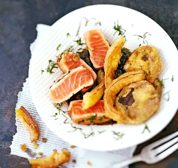 Лосось крю-кюи с овощами в темпуре Лосось крю-кюи с овощами в темпуре