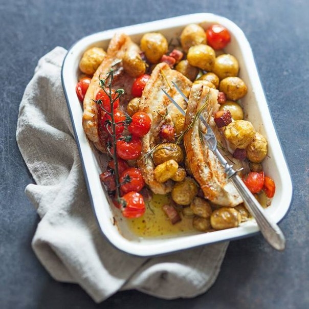 МОЛОДОЙ КАРТОФЕЛЬ, ЗАПЕЧЕННЫЙ С ТЕЛЯЧЬЕЙ ГРУДИНКОЙ И КОПЧЕНЫМ САЛОМ. МОЛОДОЙ КАРТОФЕЛЬ, ЗАПЕЧЕННЫЙ С ТЕЛЯЧЬЕЙ ГРУДИНКОЙ И КОПЧЕНЫМ САЛОМ.