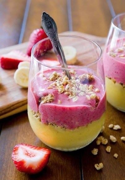 Здоровый завтрак с гранолой и смузи. Не забывайте завтракать!