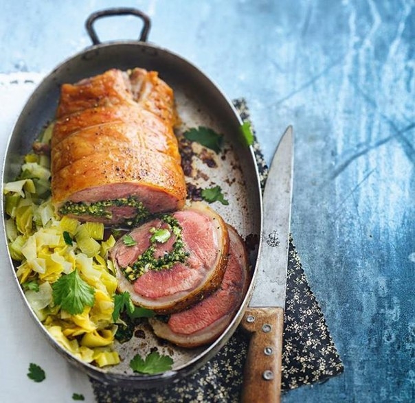 Рулет из филе ягненка с зеленью и лук-порей в сметане