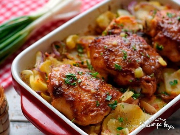 Курица, запеченная в пикантном маринаде, с картофелем