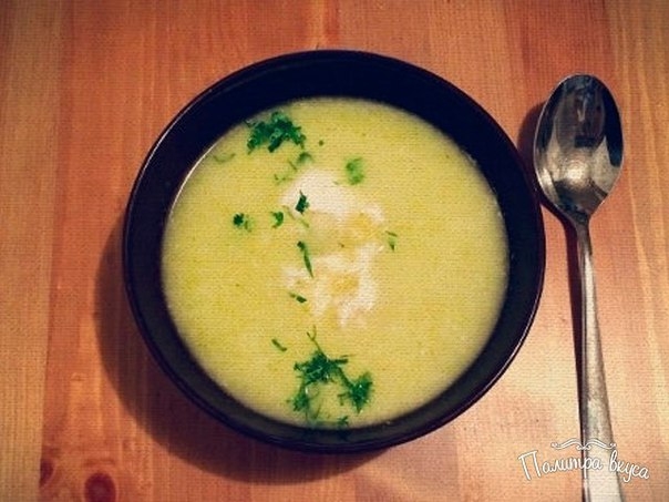 Суп-пюре из цветной капусты, брокколи и кольраби с яйцом