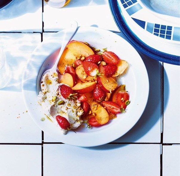 САЛАТ ИЗ ПЕРСИКОВ И КЛУБНИКИ