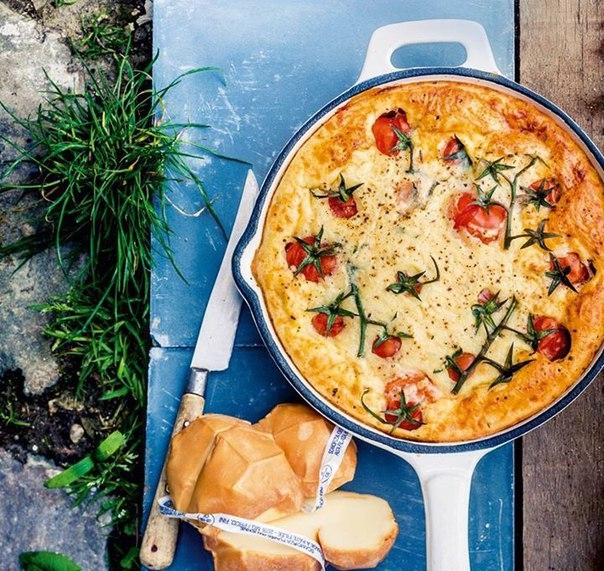 Клафути с помидорами черри, сыром скаморца и тимьяном Клафути с помидорами черри, сыром скаморца и тимьяном