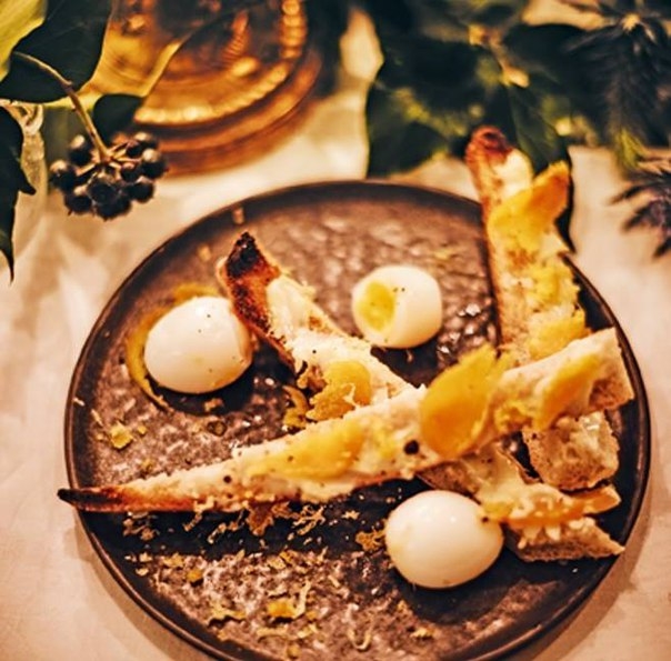 Перепелиные яйца в мешочек с мягкими гренками и боттаргой Перепелиные яйца в мешочек с мягкими гренками и боттаргой