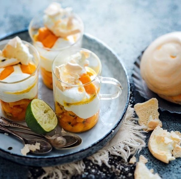 Десерт из манго и маракуйи с меренгами и сливками Десерт из манго и маракуйи с меренгами и сливками