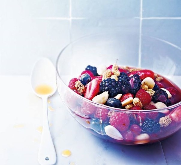 Ягодный салат с миндалем и гранатовым соком Ягодный салат с миндалем и гранатовым соком