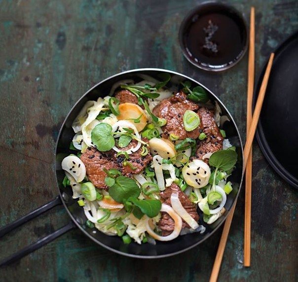 Говядина на воке с имбирем, пекинской капустой и эндивием. Веяния Азии! Говядина на воке с имбирем, пекинской капустой и эндивием. Веяния Азии!