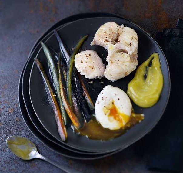 ПОШИРОВАННЫЙ ХЕК С ЯЙЦАМИ, МОРКОВЬЮ И АЙОЛИ ПОШИРОВАННЫЙ ХЕК С ЯЙЦАМИ, МОРКОВЬЮ И АЙОЛИ