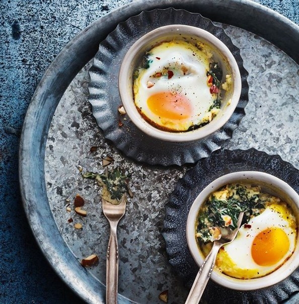 Яйца кокот со шпинатом в сметане Яйца кокот со шпинатом в сметане