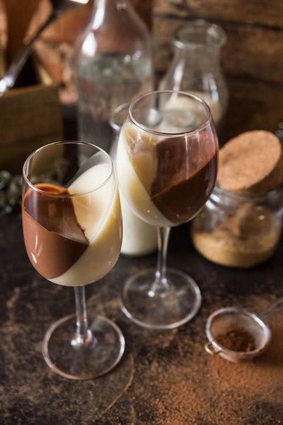 Шоколадно-ванильная панна-котта – это великолепный и эффектный десерт. Попробуйте приготовить шокола Шоколадно-ванильная панна-котта – это великолепный и эффектный десерт. Попробуйте приготовить шокола