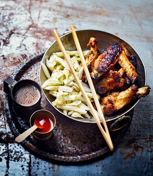 ЗАПЕЧЕННЫЕ КУРИНЫЕ КРЫЛЫШКИ С САЛАТОМ ИЗ ФЕНХЕЛЯ ЗАПЕЧЕННЫЕ КУРИНЫЕ КРЫЛЫШКИ С САЛАТОМ ИЗ ФЕНХЕЛЯ