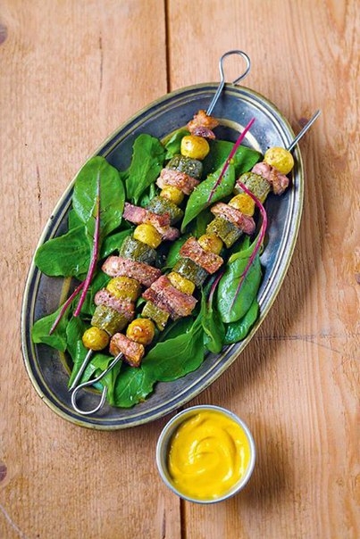 ШАШЛЫЧКИ С КАРТОФЕЛЕМ, СВИНИНОЙ И КОРНИШОНАМИ ШАШЛЫЧКИ С КАРТОФЕЛЕМ, СВИНИНОЙ И КОРНИШОНАМИ