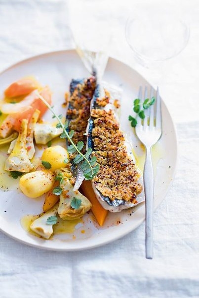 ФИЛЕ СТАВРИДЫ В ГОРЧИЧНОЙ ШУБКЕ С МОЛОДЫМИ ОВОЩАМИ ФИЛЕ СТАВРИДЫ В ГОРЧИЧНОЙ ШУБКЕ С МОЛОДЫМИ ОВОЩАМИ