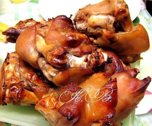 Свиные ножки, тушеные в мёде.