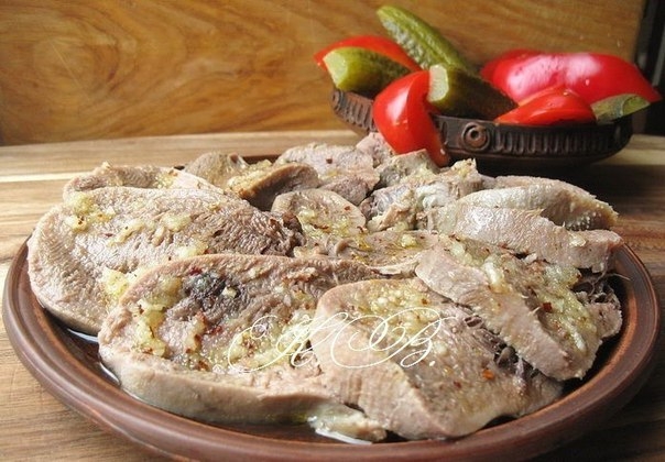 Язык под чесночным соусом.