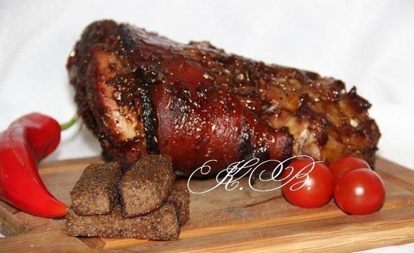 Нежная запеченная рулька.