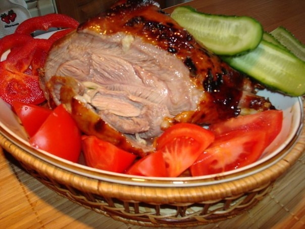 Запеченная голень индейки, с соусом ткемали. Запеченная голень индейки, с соусом ткемали.