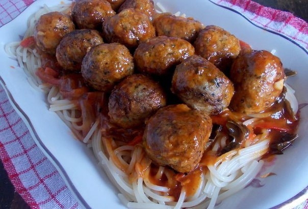 Мясные шарики со шпинатом и томатно-базиликовым соусом Мясные шарики со шпинатом и томатно-базиликовым соусом