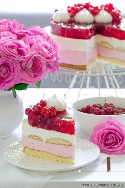 Белый бисквит с сливочно-ягодным муссом!