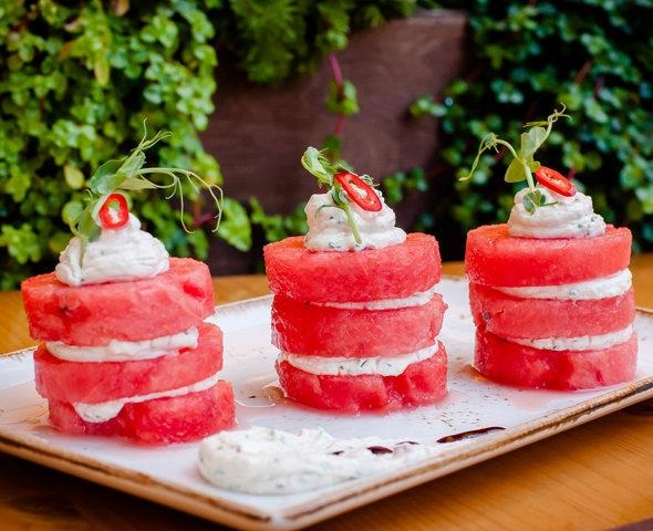 Медальоны из арбуза с сыром фета и кедровыми орешками