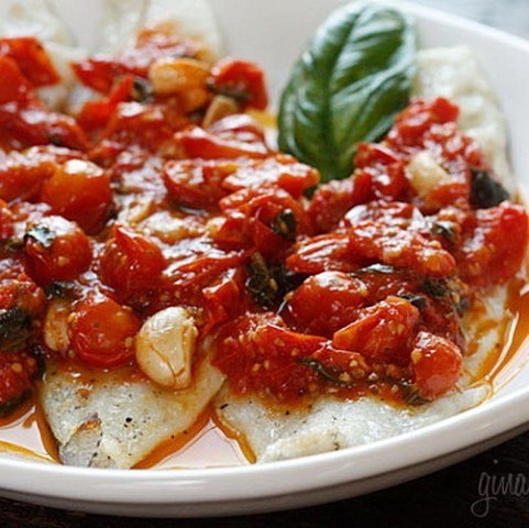 Камбала под помидорами