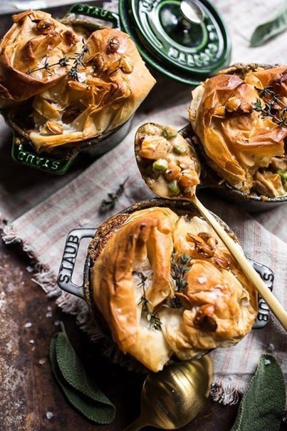 Курица с овощами и травами, запеченными в горшочках