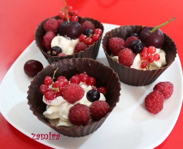 Шоколадные тарталетки с фруктами и сливочным кремом