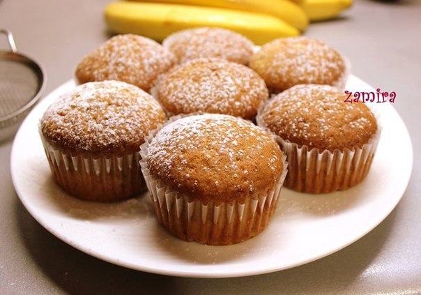 Если у вас в холодильнике заскучали бананы, предлагаю испечь ароматные и нежные