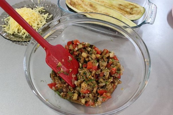 Баклажановые лодочки с овощами