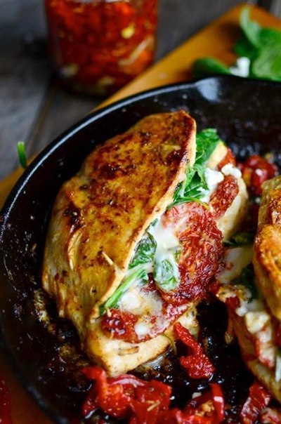 Фаршированные куриные грудки с вялеными помидорами и шпинатом Фаршированные куриные грудки с вялеными помидорами и шпинатом