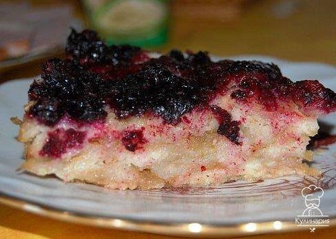 Насыпной яблочный пирог со смородиной в мультиварке.